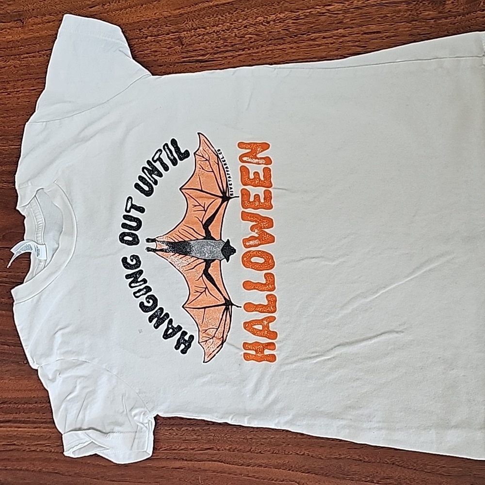 Hanging out tee